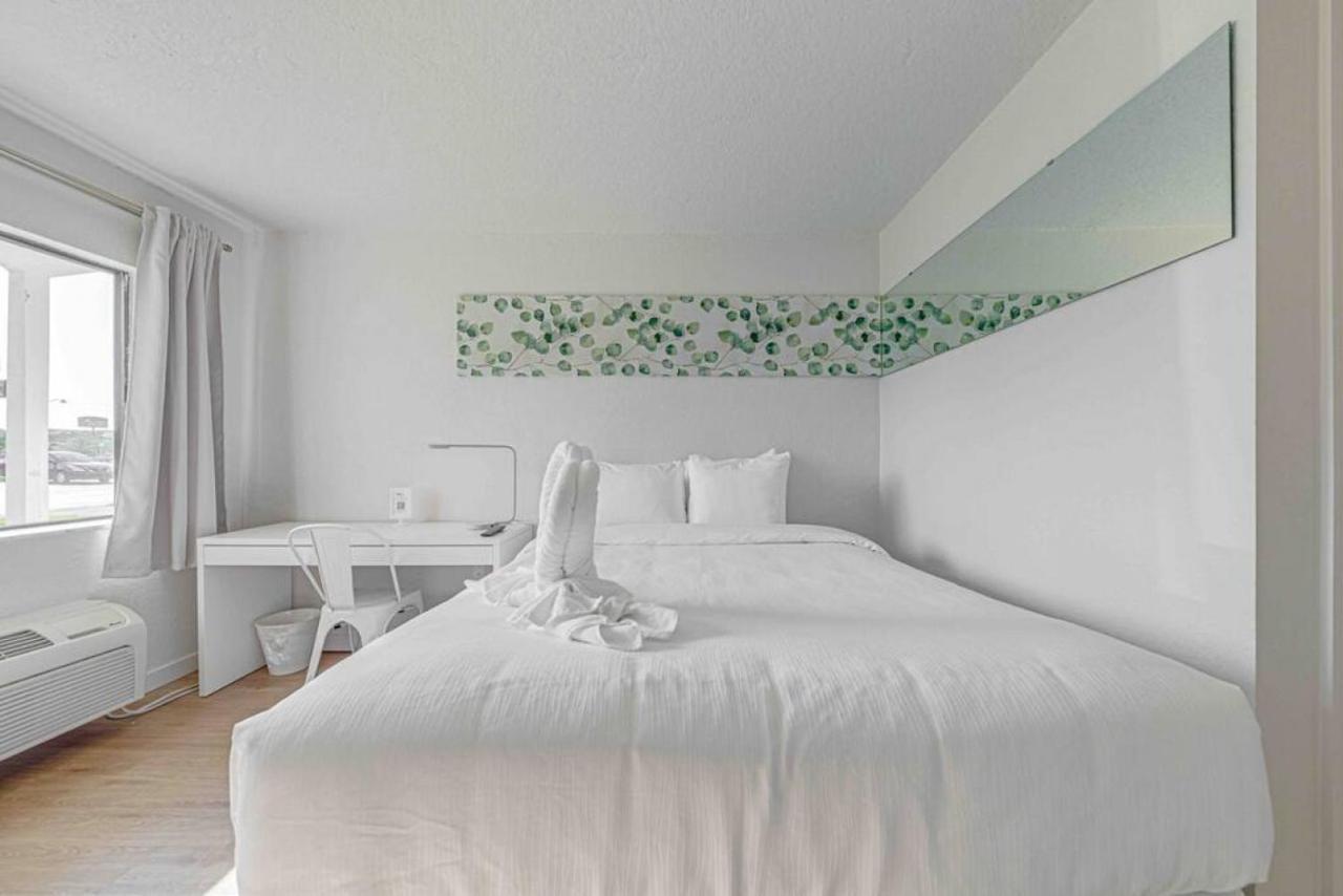 Travel Lodge By Wyndham 10 Min From Disney Kissimmee Eksteriør bilde